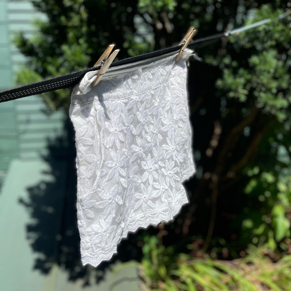 Monteau XS ivory lined lace daisy shorts - Picture 3 of 6